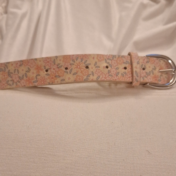 Target Accessories - Pre-owned Floral Patterned Belt Size M Pink/Cream/Silver w/ Bluish Green Leaves
